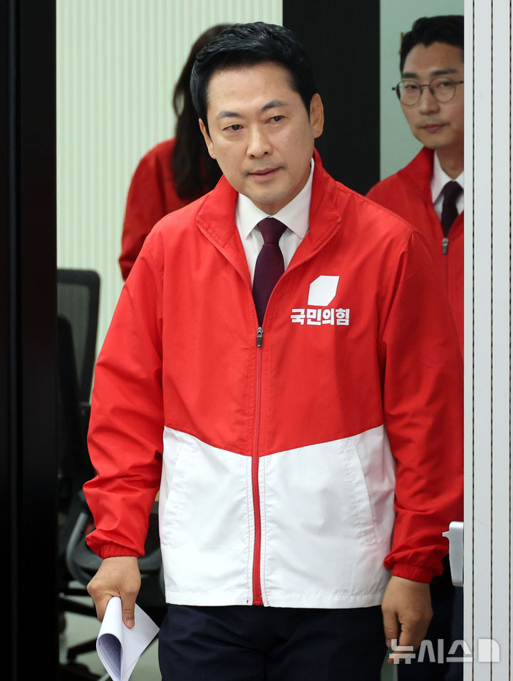 [서울=뉴시스] 조성봉 기자 = 장동혁 국민의힘 대표가 26일 오전 서울 여의도 중앙당사에서 열린 '대국민지지 호소 기자회견'에 참석하고 있다. 2026.05.26. suncho21@newsis.com