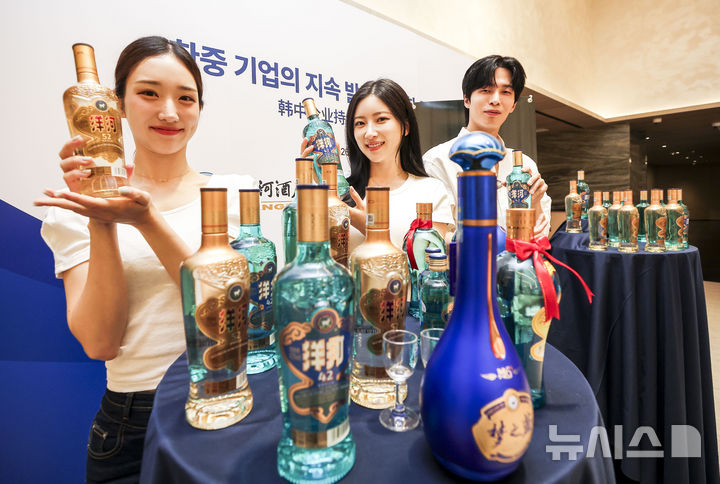 [서울=뉴시스] 정병혁 기자 = 26일 서울 강남구 웨스틴 서울 파르나스 호텔에서 열린 양하 한국 진출 10주년 및 양하 블루, 양하 골드 신제품 출시 행사에서 모델들이 제품을 선보이고 있다. 2026.05.26. jhope@newsis.com