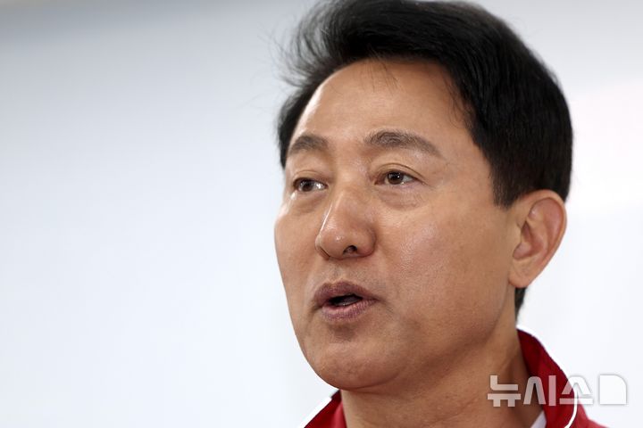 [서울=뉴시스] 김명년 기자 = 오세훈 국민의힘 서울시장 후보가 26일 오전 서울 종로구 선거캠프에서 '내집 앞 10분 전철역' 도시철도 공약발표를 하고 있다. 2026.05.26. kmn@newsis.com
