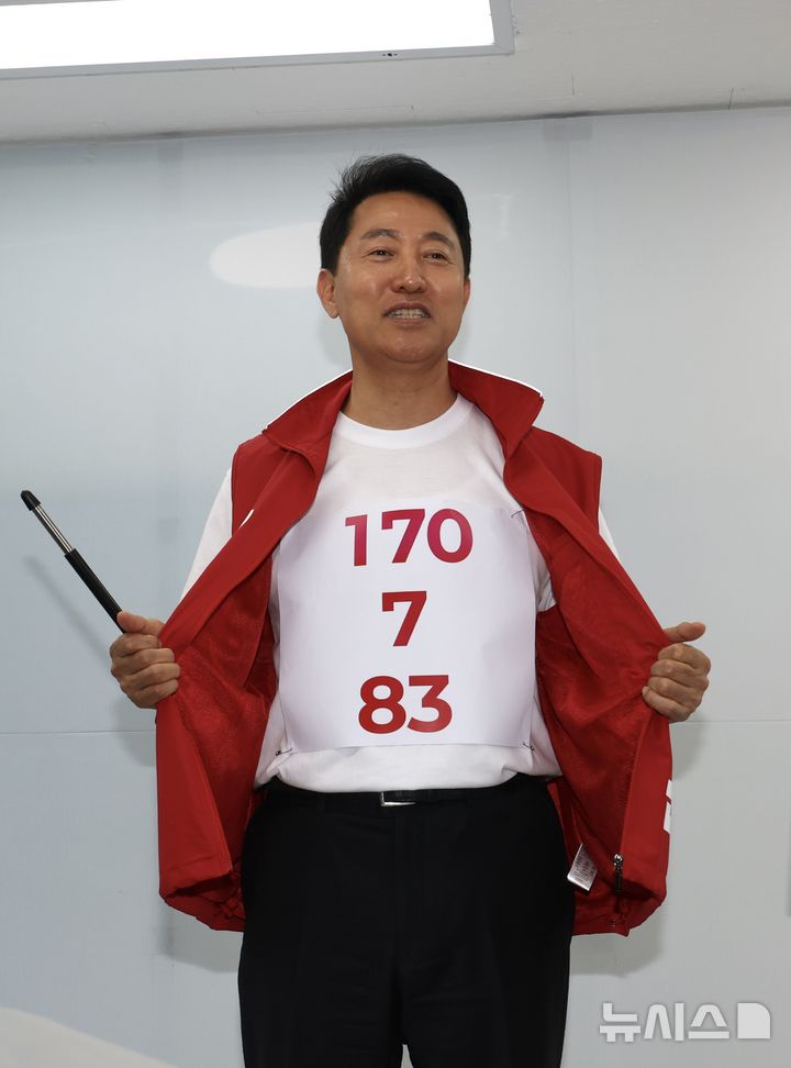 [서울=뉴시스] 김명년 기자 = 오세훈 국민의힘 서울시장 후보가 26일 오전 서울 종로구 선거캠프에서 '170여개동, 7개 노선, 83개 역'을 의미하는 숫자가 적힌 티셔츠를 입고 '내집 앞 10분 전철역' 도시철도 공약발표를 하고 있다. 2026.05.26. kmn@newsis.com