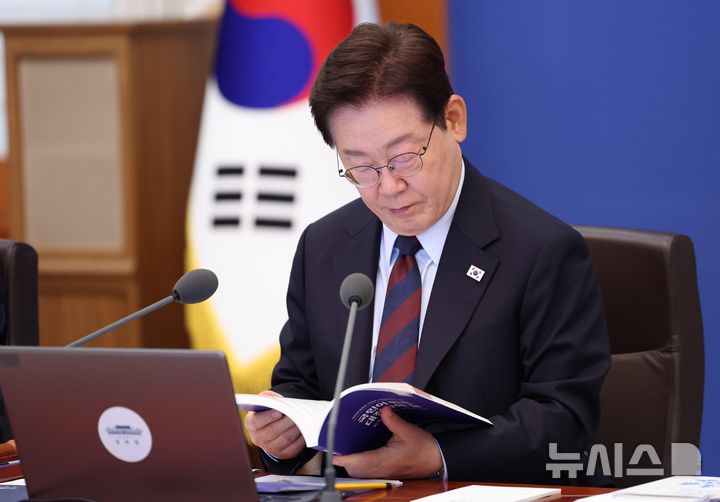 [서울=뉴시스] 최동준 기자 = 이재명 대통령이 26일 청와대에서 열린 국무회의에서 정부출범 1주년 성과자료집을 살펴보고 있다. 2026.05.26. photocdj@newsis.com
