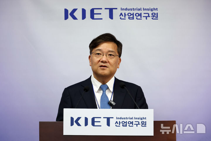 [세종=뉴시스] 강종민 기자 = 권남훈 산업연구원(KIET)장이 26일 세종시 정부세종청사에서 2026년 하반기 경제·산업 전망을 브리핑 하고 있다. 2026.05.26. ppkjm@newsis.com