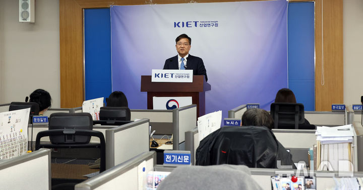 [세종=뉴시스] 강종민 기자 = 권남훈 산업연구원(KIET)장이 26일 세종시 정부세종청사에서 2026년 하반기 경제·산업 전망을 브리핑 하고 있다. 2026.05.26. ppkjm@newsis.com