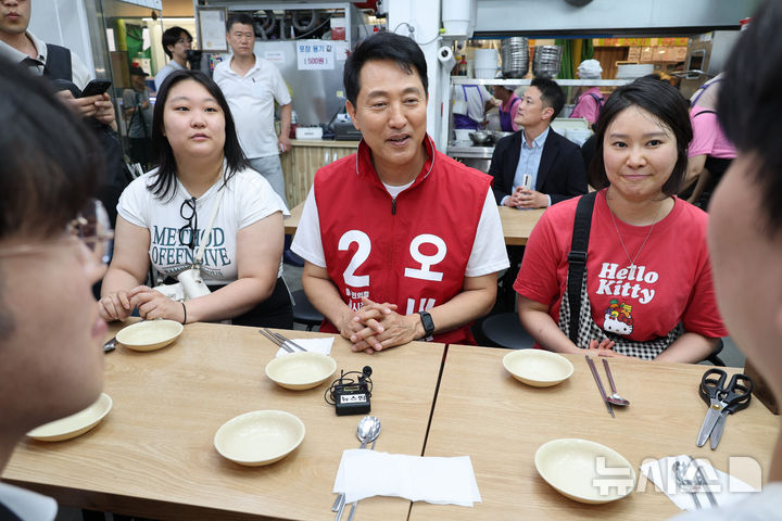 [서울=뉴시스] 김명년 기자 = 오세훈 국민의힘 서울시장 후보가 26일 오전 서울 마포구 망원시장에서 청년들과 식사 전 대화를 나누고 있다.(공동취재) 2026.05.26. photo@newsis.com