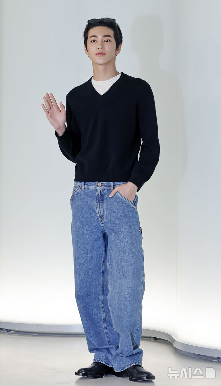 포즈 취하는 코르티스 건호