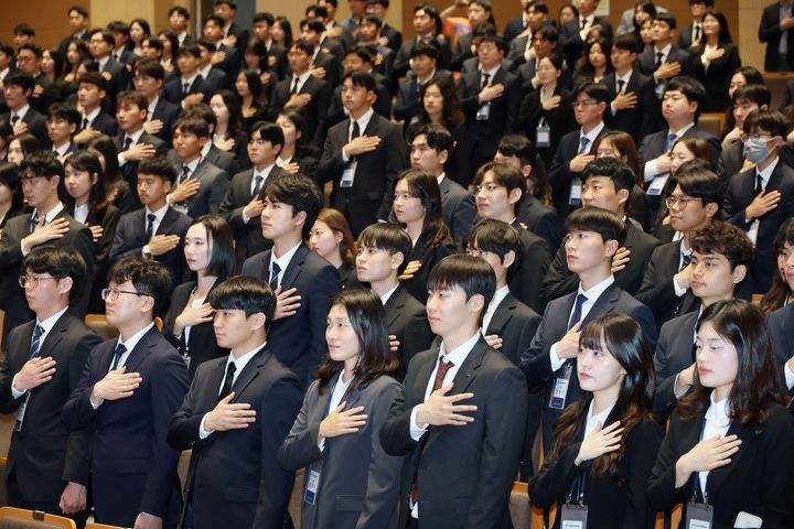 [서울=뉴시스] 지난 5월 26일 충북 진천군 국가공무원인재개발원에서 열린 '제71기 신임관리자과정 입교식'에서 교육생들이 국민의례하고 있다. (사진=인사혁신처 제공) 2026.05.26. photo@newsis.com *재판매 및 DB 금지