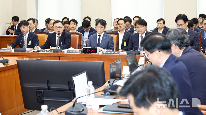 [서울=뉴시스] 김금보 기자 = 김성보 서울시장 권한대행이 26일 오전 서울 여의도 국회에서 열린 행정안전위원회 전체회의에서 의원질의에 답변하고 있다. 2026.05.26. kgb@newsis.com