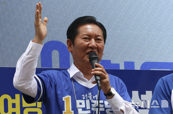 [이천=뉴시스] 김근수 기자 = 정청래 더불어민주당 대표가 26일 오후 경기 이천시 창천동 문화의 거리를 찾아 성수석 경기 이천시장 지원유세에서 지지 발언을 하고 있다. 2026.05.26. ks@newsis.com