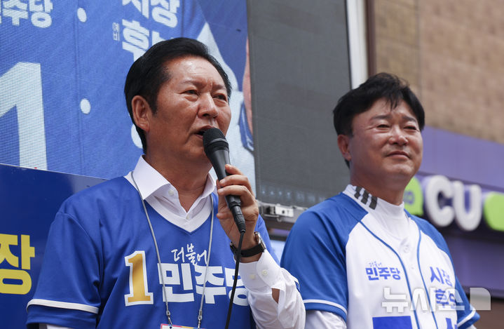 [이천=뉴시스] 김근수 기자 = 정청래 더불어민주당 대표가 26일 오후 경기 이천시 창천동 문화의 거리를 찾아 성수석 경기 이천시장 지원유세에서 지지 발언을 하고 있다. 2026.05.26. ks@newsis.com
