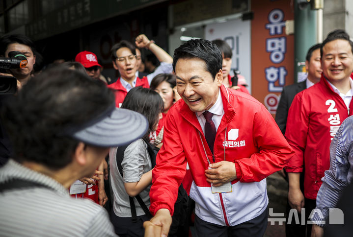 [서울=뉴시스] 정병혁 기자 = 장동혁 국민의힘 대표가 26일 서울 성동구 금남시장을 찾아 상인들과 인사를 나누고 있다. 2026.05.26. jhope@newsis.com