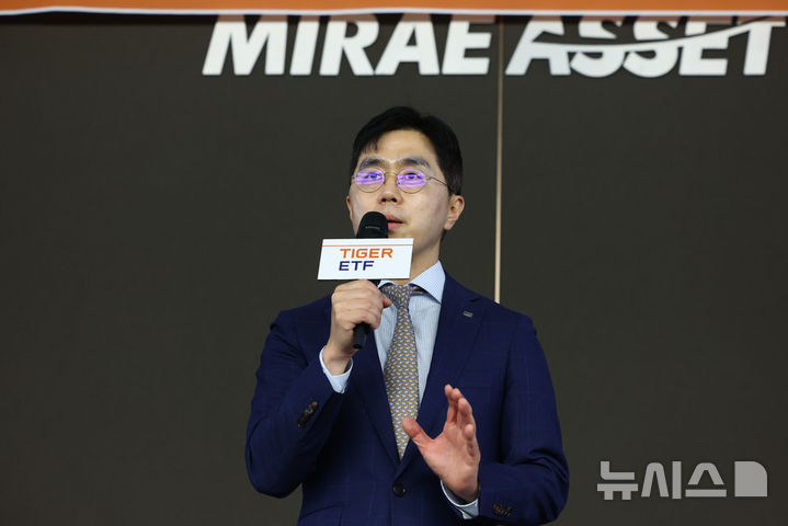 [서울=뉴시스] 황준선 기자 = 김남기 미래에셋자산운용 ETF운용부문 대표가 26일 서울 중구 미레에셋 본사에서 열린 TIGER 삼성전자·SK하이닉스 단일종복 레버리지 상장 기자간담회에서 발언하고 있다.삼성·미래에셋·한국투자·KB·신한·한화·키움·하나자산운용 등 8개 운용사는 삼성전자와 SK하이닉스를 기초자산으로 하는 단일종목 레버리지 상품 총 16종을 27일 상장한다. 2026.05.26. hwang@newsis.com