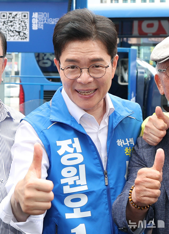 [서울=뉴시스] 김진아 기자 = 정원오 더불어민주당 서울시장 후보가 26일 서울 관악구 신림역 인근에서 유세를 하고 있다. 2026.05.26. bluesoda@newsis.com