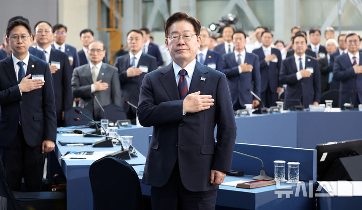 [창원=뉴시스] 고범준 기자 = 이재명 대통령이 26일 경남 창원시 진해구에서 열린 '제1회 미래국방전략위원회'에서 국민의례를 하고 있다. 2026.05.26. bjko@newsis.com