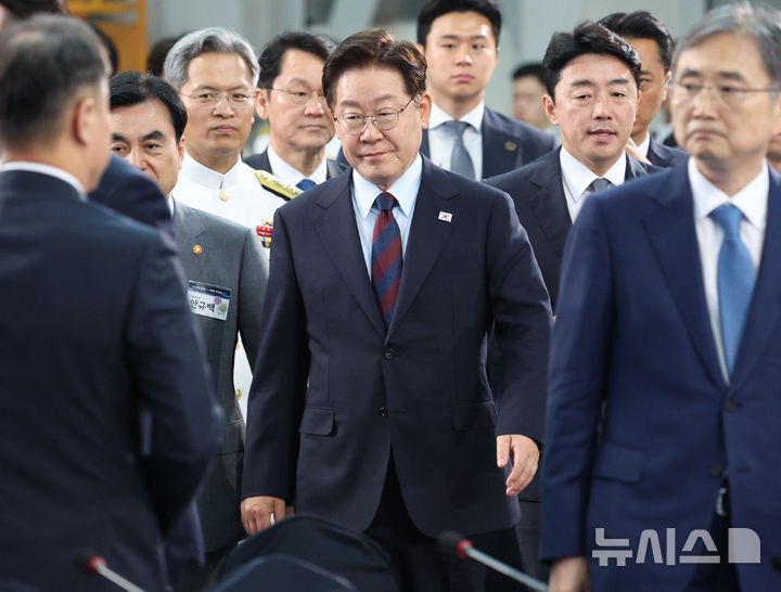 [창원=뉴시스] 고범준 기자 = 이재명 대통령이 26일 경남 창원시 진해구에서 열린 '제1회 미래국방전략위원회'에 입장하고 있다. 2026.05.26. bjko@newsis.com