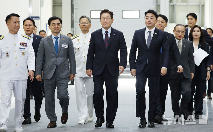 [창원=뉴시스] 고범준 기자 = 이재명 대통령이 26일 경남 창원시 진해구에서 열린 '제1회 미래국방전략위원회'에 입장하고 있다. 2026.05.26. bjko@newsis.com