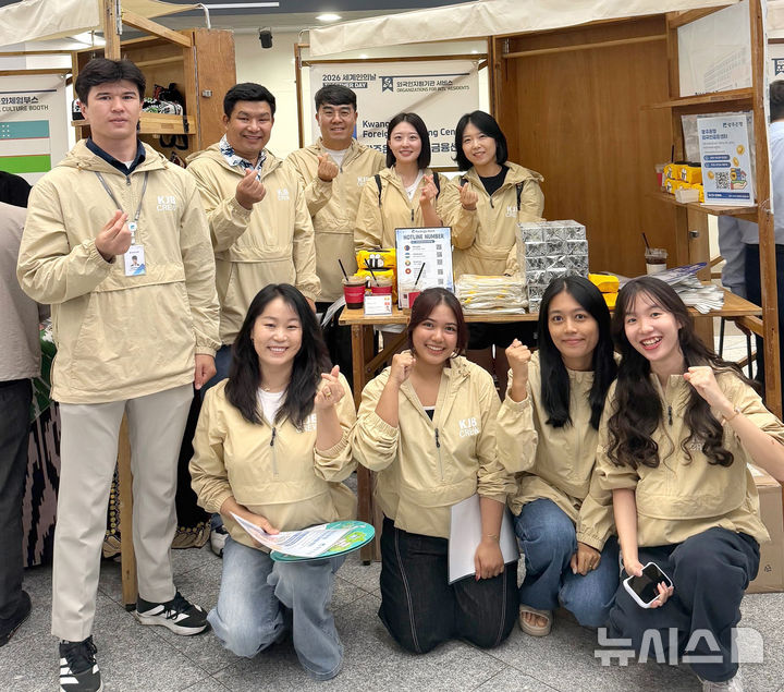 광주은행은 최근 광주외국인주민지원센터가 주최한 '2026 광주광역시 외국인근로자 축구대회'를 후원했다. (사진=광주은행 제공) photo@newsis.com