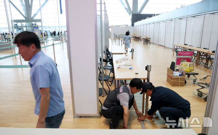 [인천공항=뉴시스] 전신 기자 = 제9회 전국동시지방선거를 일주일여 앞둔 26일 인천국제공항 제2터미널에서 작업자들이 사전투표소를 설치하고 있다. 2026.05.26. photo1006@newsis.com