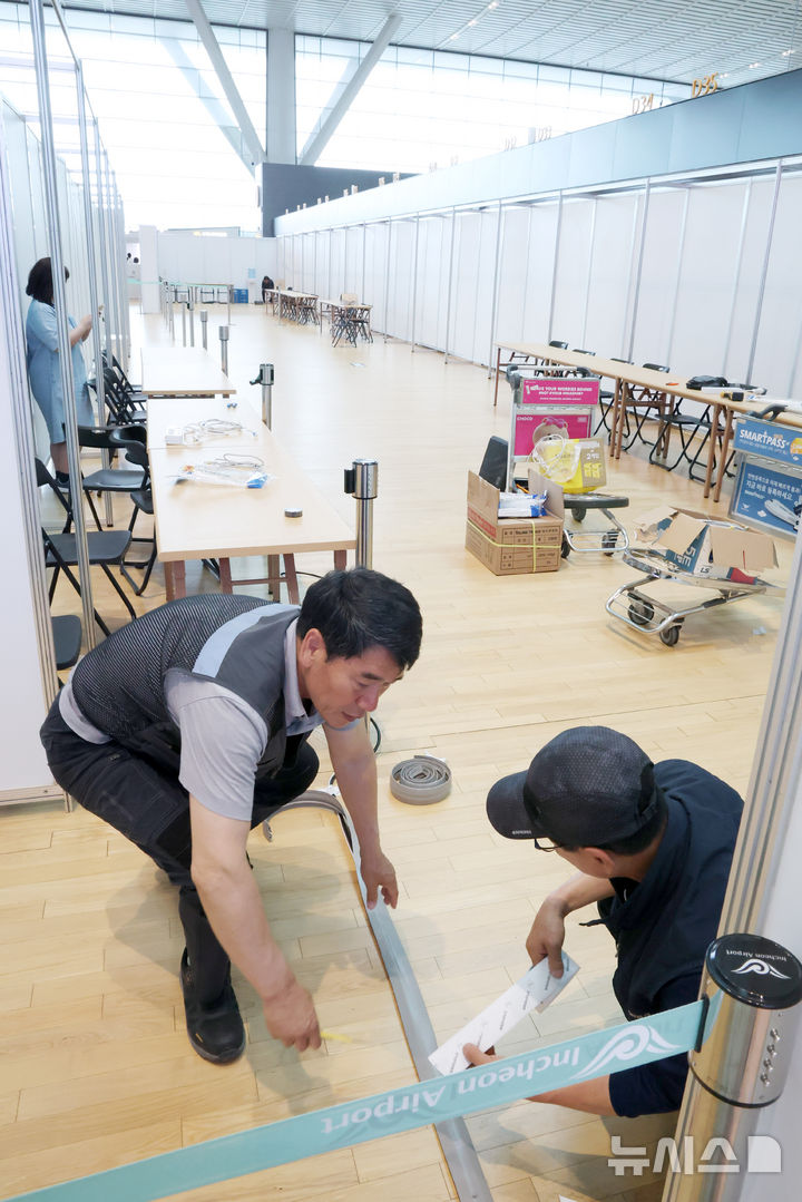 [인천공항=뉴시스] 전신 기자 = 제9회 전국동시지방선거를 일주일여 앞둔 26일 인천국제공항 제2터미널에서 작업자들이 사전투표소를 설치하고 있다. 2026.05.26. photo1006@newsis.com