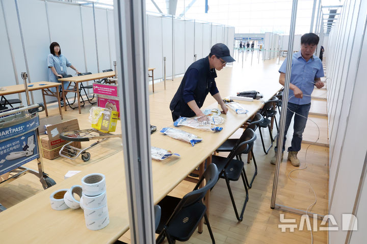 [인천공항=뉴시스] 전신 기자 = 제9회 전국동시지방선거를 일주일여 앞둔 26일 인천국제공항 제2터미널에서 작업자들이 사전투표소를 설치하고 있다. 2026.05.26. photo1006@newsis.com
