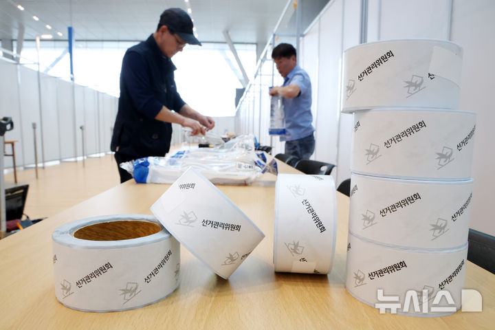 [인천공항=뉴시스] 전신 기자 = 제9회 전국동시지방선거를 일주일여 앞둔 26일 인천국제공항 제2터미널에서 작업자들이 사전투표소를 설치하고 있다. 2026.05.26. photo1006@newsis.com