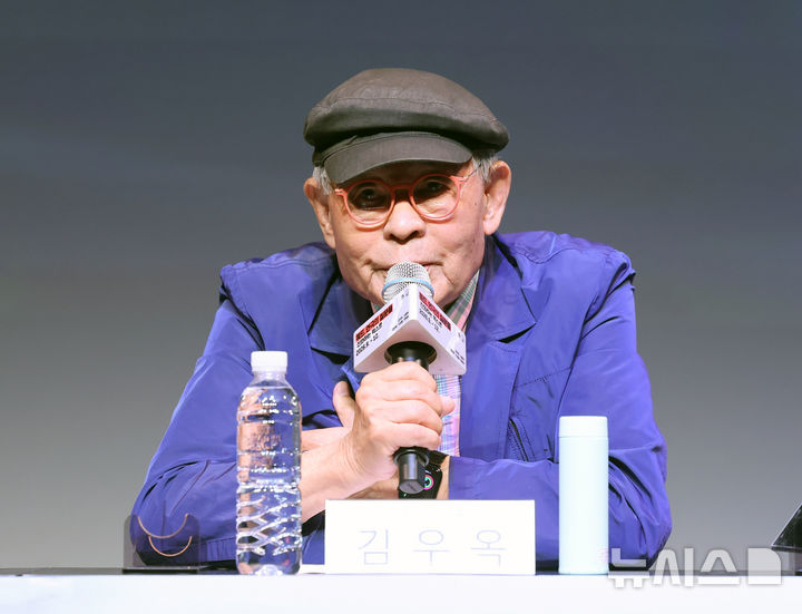 [서울=뉴시스] 배훈식 기자 = 김우옥 연출가가 26일 오후 서울 종로구 대학로극장 쿼드에서 열린 '2026 쿼드, 연극의 질문들:진화하는 텍스트' 기자 간담회에서 발언하고 있다. 2026.05.26. dahora83@newsis.com