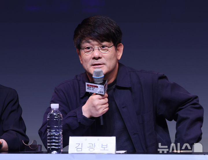 [서울=뉴시스] 배훈식 기자 = 김광보 연출가가 26일 오후 서울 종로구 대학로극장 쿼드에서 열린 '2026 쿼드, 연극의 질문들:진화하는 텍스트' 기자 간담회에서 발언하고 있다. 2026.05.26. dahora83@newsis.com