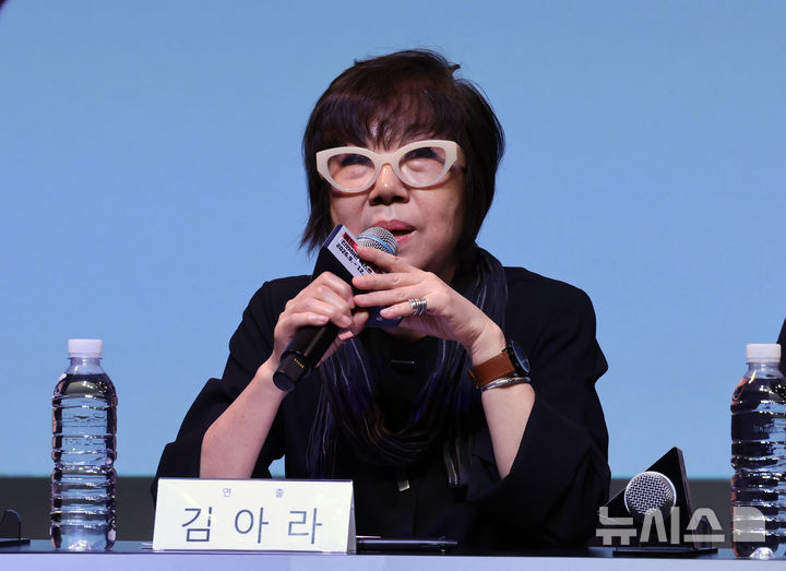 [서울=뉴시스] 배훈식 기자 = 김아라 연출가가 26일 오후 서울 종로구 대학로극장 쿼드에서 열린 '2026 쿼드, 연극의 질문들:진화하는 텍스트' 기자 간담회에서 발언하고 있다. 2026.05.26. dahora83@newsis.com