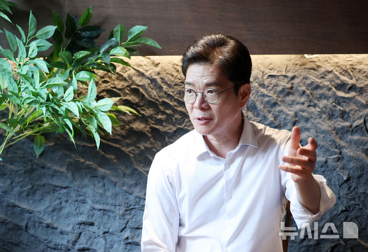 [서울=뉴시스] 김진아 기자 = 정원오 더불어민주당 서울시장 후보가 26일 서울 관악구의 한 카페에서 열린 '찾아가는 서울人터뷰 "청년 1인가구편"에서 청년들과 대화하고 있다. 2026.05.26. bluesoda@newsis.com