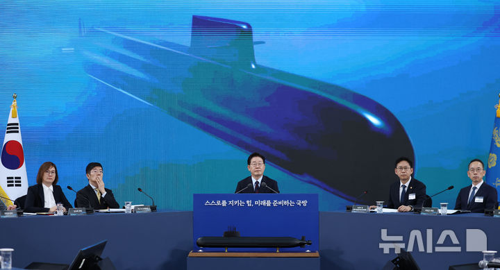 [창원=뉴시스] 고범준 기자 = 이재명 대통령이 26일 경남 창원시 진해구에서 열린 '제1회 미래국방전략위원회'에서 핵추진잠수함 기본 계획 발표를 듣고 있다. 2026.05.26. bjko@newsis.com
