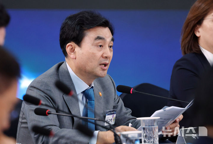 [창원=뉴시스] 고범준 기자 = 안규백 국방부 장관이 26일 경남 창원시 진해구에서 열린 '제1회 미래국방전략위원회'에서 핵추진잠수함 기본 계획 발표를 하고 있다. 2026.05.26. bjko@newsis.com
