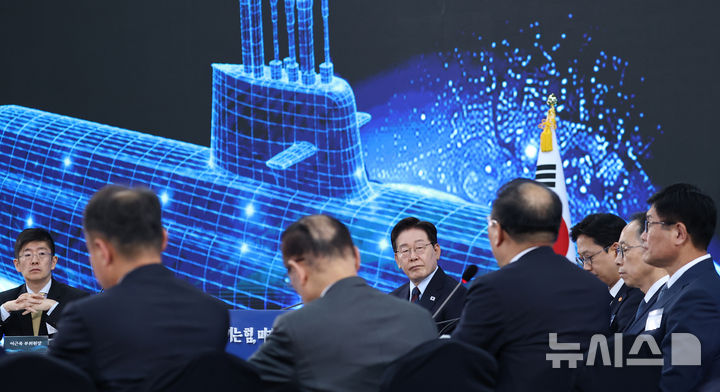 [창원=뉴시스] 고범준 기자 = 이재명 대통령이 26일 경남 창원시 진해구에서 열린 '제1회 미래국방전략위원회'에서 참석자 발언을 듣고 있다. 2026.05.26. bjko@newsis.com