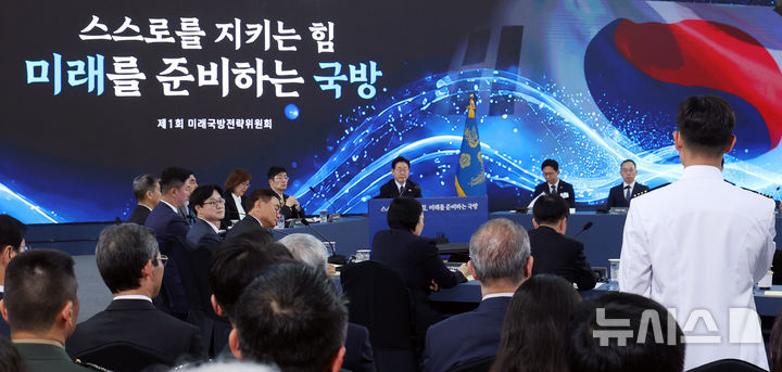 [창원=뉴시스] 고범준 기자 = 이재명 대통령이 26일 경남 창원시 진해구에서 열린 '제1회 미래국방전략위원회'에서 참석자 발언을 듣고 있다. 2026.05.26. bjko@newsis.com