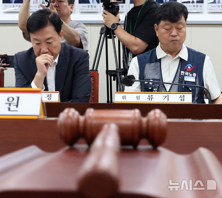 의사봉 앞에 나란히 앉은 최저임금위 노-사