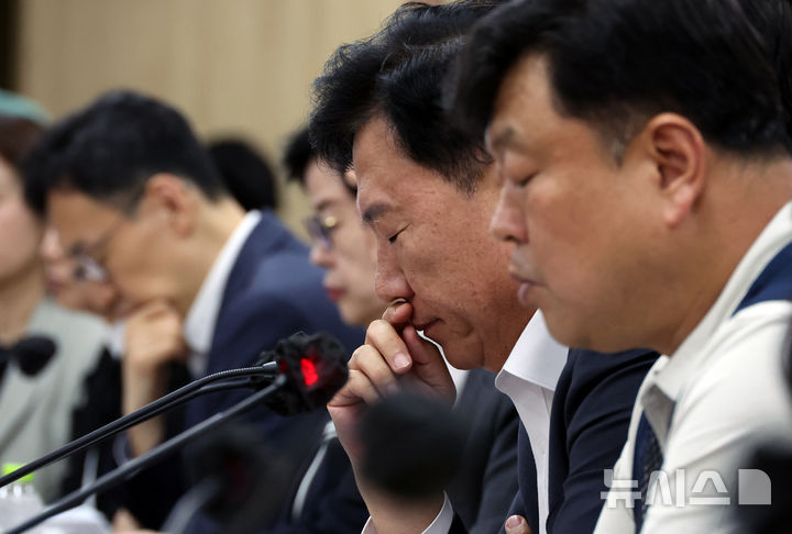 생각에 잠긴 류기정 사용자 위원