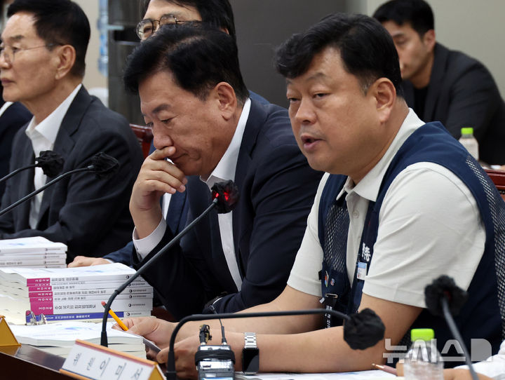 발언하는 류기섭 근로자 위원