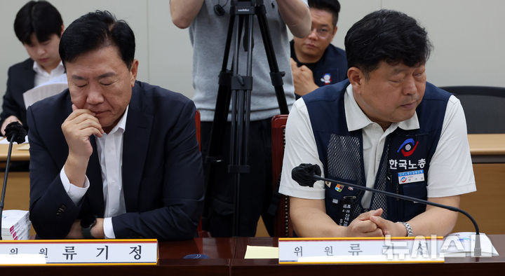 [세종=뉴시스] 강종민 기자 = 26일 세종시 정부세종청사에서 열린 최저임금위원회 2차 전원회의에서 눈을 감고 생각에 잠긴 류기정 사용자 위원과 한 곳을 응시하는 류기섭 근로자 위원이 나란히 앉아 있다. 2026.05.26. ppkjm@newsis.com