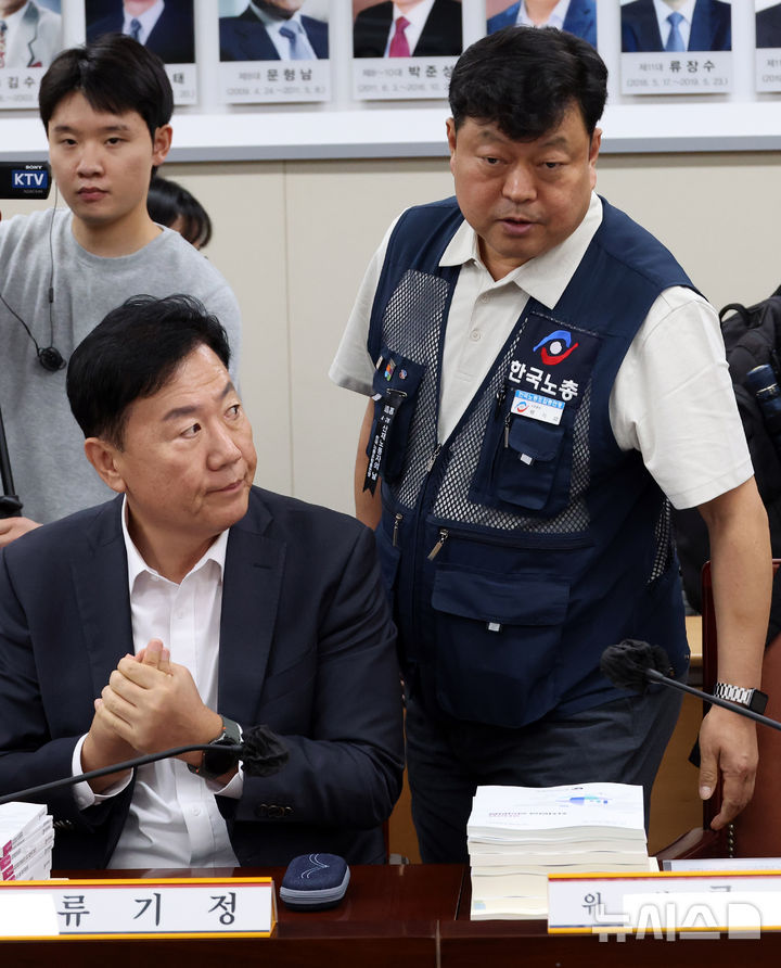 [세종=뉴시스] 강종민 기자 = 26일 세종시 정부세종청사에서 열린 최저임금위원회 2차 전원회의에서 류기섭 근로자 위원이 자리에 앉고 있다. 2026.05.26. ppkjm@newsis.com