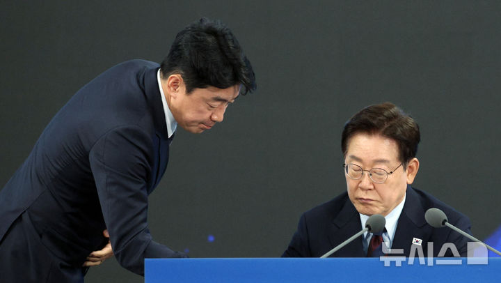 [창원=뉴시스] 고범준 기자 = 이재명 대통령이 26일 경남 창원시 진해구에서 열린 '제1회 미래국방전략위원회'에서 강훈식 비서실장 보고를 받고 있다. 2026.05.26. bjko@newsis.com