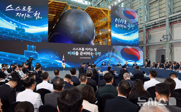 [창원=뉴시스] 고범준 기자 = 이재명 대통령이 26일 경남 창원시 진해구에서 '제1회 미래국방전략위원회'를 주재하고 있다. 2026.05.26. bjko@newsis.com