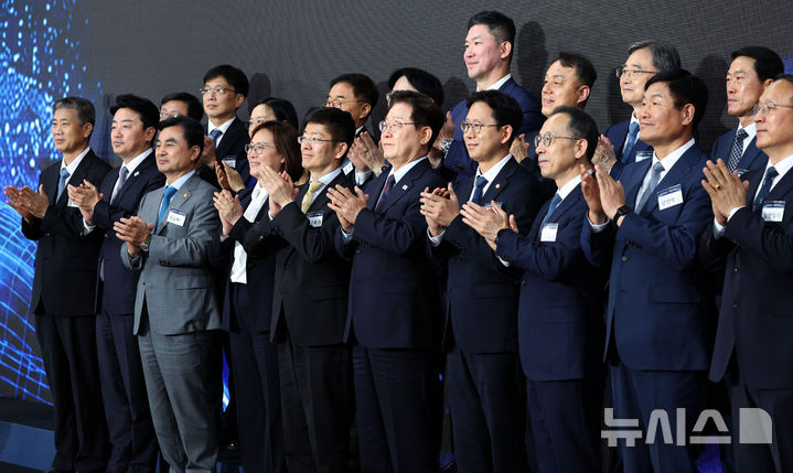 [창원=뉴시스] 고범준 기자 = 이재명 대통령이 26일 경남 창원시 진해구에서 열린 '제1회 미래국방전략위원회'에서 참석자들과 기념촬영을 하고 있다. 2026.05.26. bjko@newsis.com
