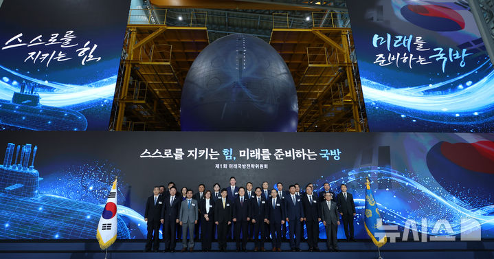 [창원=뉴시스] 고범준 기자 = 이재명 대통령이 26일 경남 창원시 진해구에서 열린 '제1회 미래국방전략위원회'에서 참석자들과 기념촬영을 하고 있다. 2026.05.26. bjko@newsis.com