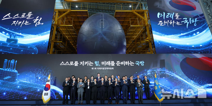 [창원=뉴시스] 고범준 기자 = 이재명 대통령이 26일 경남 창원시 진해구에서 열린 '제1회 미래국방전략위원회'에서 참석자들과 기념촬영을 하고 있다. 2026.05.26. bjko@newsis.com