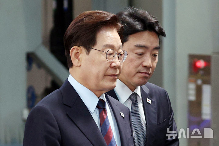 [창원=뉴시스] 고범준 기자 = 이재명 대통령이 26일 경남 창원시 진해구에서 열린 '제1회 미래국방전략위원회'를 마친 뒤 강훈식 비서실장과 이동하고 있다. 2026.05.26. bjko@newsis.com