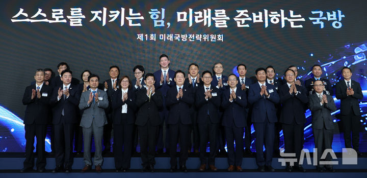 [창원=뉴시스] 고범준 기자 = 이재명 대통령이 26일 경남 창원시 진해구에서 열린 '제1회 미래국방전략위원회'에서 참석자들과 기념촬영을 하고 있다. 2026.05.26. bjko@newsis.com