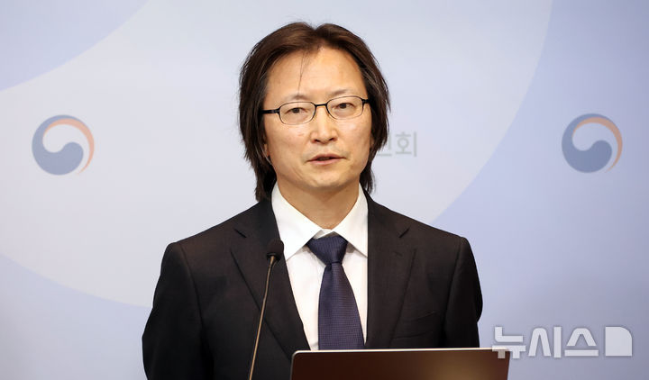 [세종=뉴시스] 강종민 기자 = 주병기 공정거래위원장이 지난 26일 세종시 정부세종청사에서 열린 국민주권정부 1주년 출입기자단 간담회에서 기자 질문에 답변하고 있다. 2026.05.27. ppkjm@newsis.com