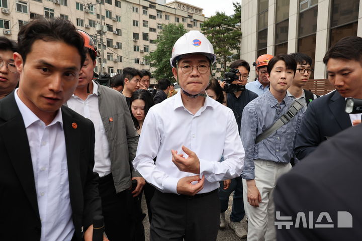 [서울=뉴시스] 황준선 기자 = 정원오 더불어민주당 서울시장 후보가 26일 오후 서울 서대문구 서소문 고가도로 붕괴 사고 현장을 방문하고 있다. 2026.05.26. hwang@newsis.com
