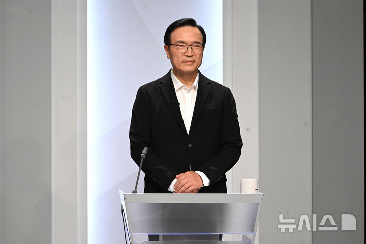 토론 준비하는 임태희 경기도교육감 후보