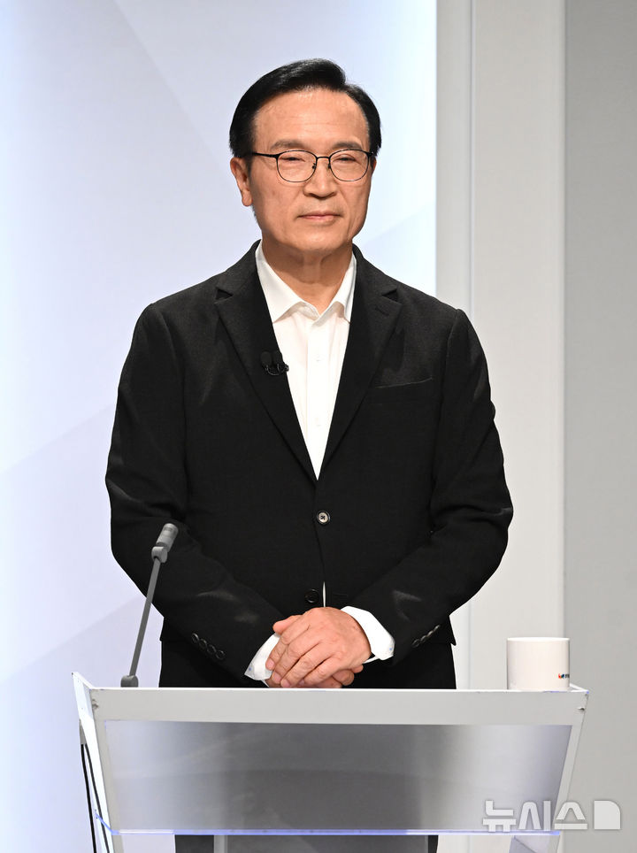 토론 준비하는 임태희 경기도교육감 후보