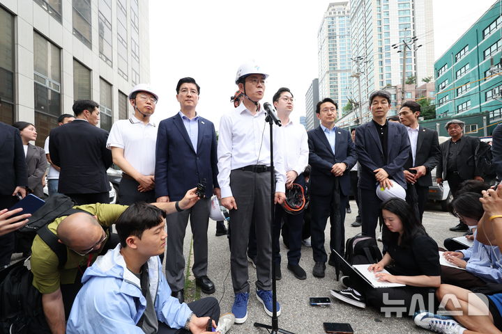 서소문 고가도로 붕괴 사고 현장서 발언하는 정원오 후보 