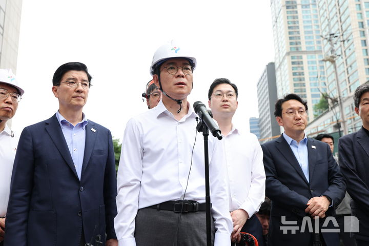 서소문 고가도로 붕괴 사고 현장서 발언하는 정원오 후보